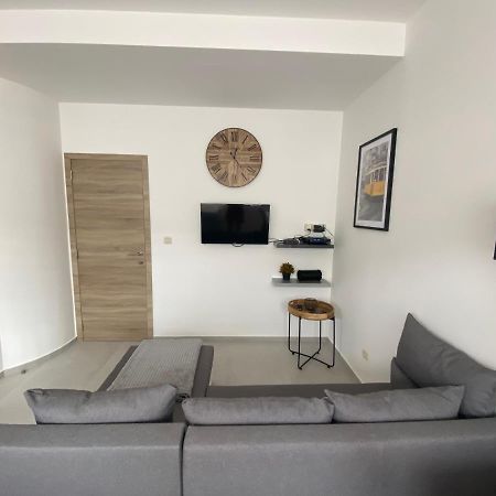 1-C Superbe Appartement Tres Calme Et Bien Decore シャルルロワ エクステリア 写真