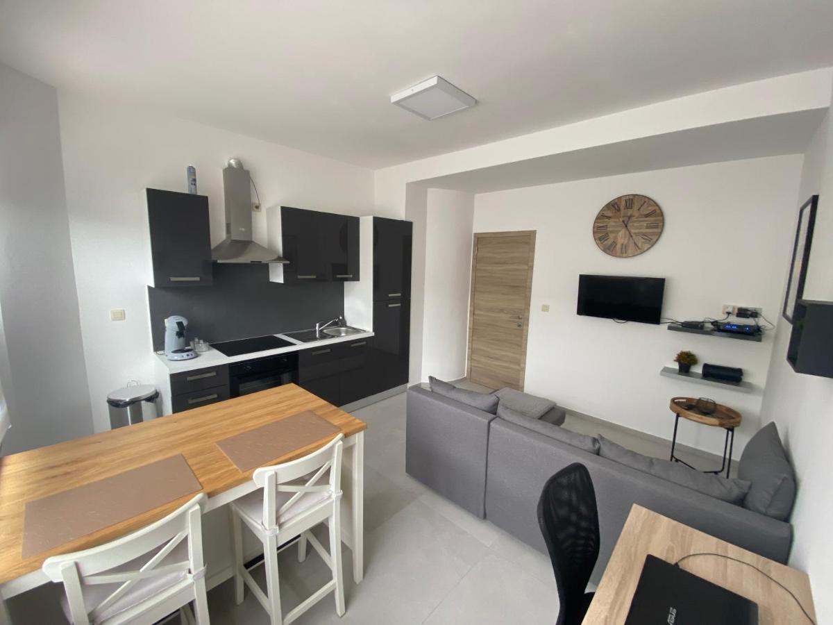 1-C Superbe Appartement Tres Calme Et Bien Decore シャルルロワ エクステリア 写真