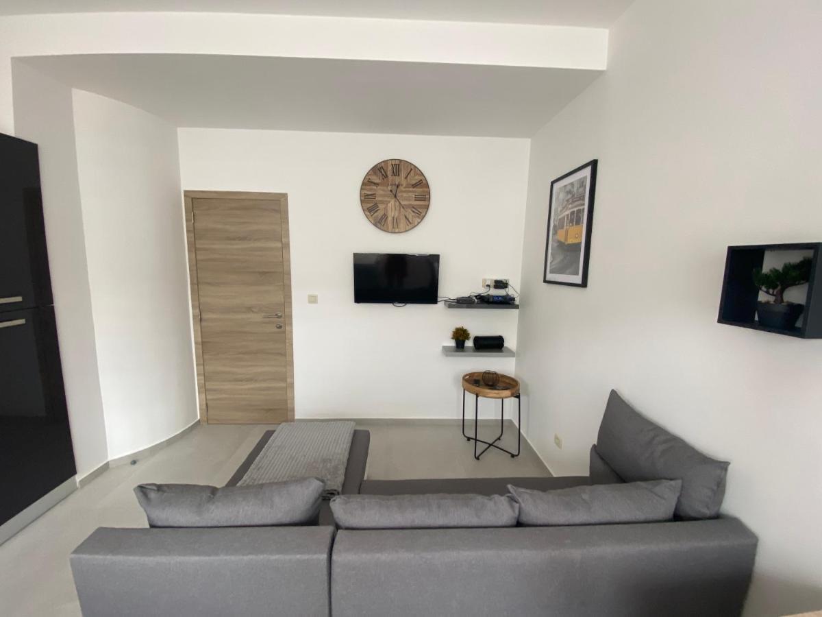 1-C Superbe Appartement Tres Calme Et Bien Decore シャルルロワ エクステリア 写真